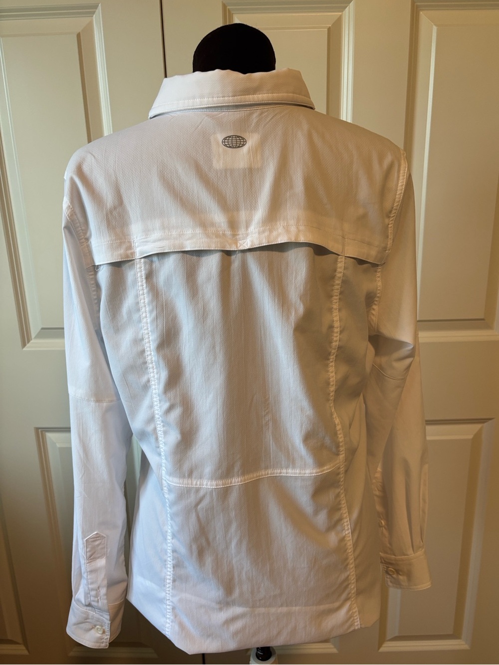 Reel Legends Women’s White Button-Down Shirt with Chest Pockets - Picture 2 of 3